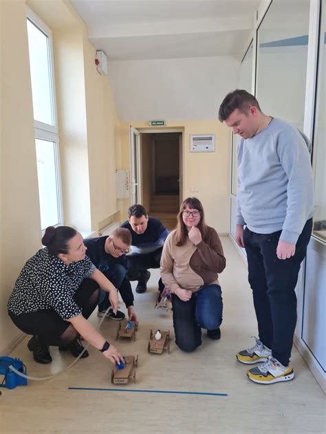 paaugliai dalyvaujantys edukaciniuose užsiėmimuose