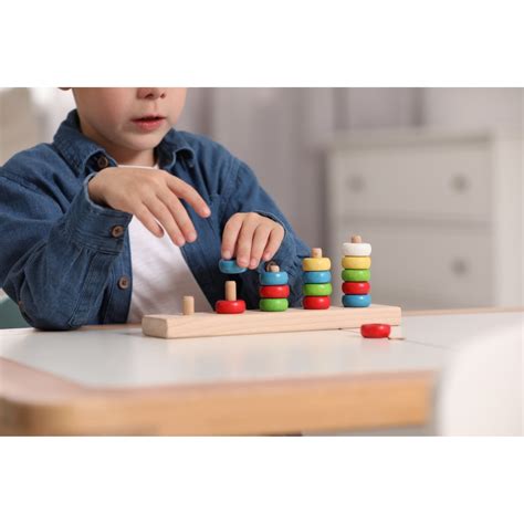 Žaislai kūdikiams vystyti smulkiąją motoriką