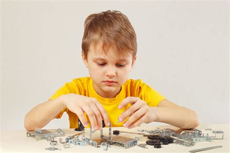 Vaikas žaidžia su robotikos konstruktoriumi