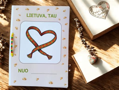 Tėvai skaitantys knygelę kūdikiui