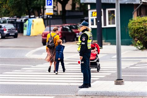 Vaikai, mokantys saugaus eismo taisyklių prie pėsčiųjų perėjos
