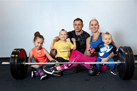 vaikas su sportiniais bateliais sporto salėje
