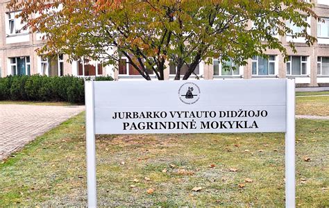 Mokiniai mokyklos pertraukos metu bendrauja gyvai