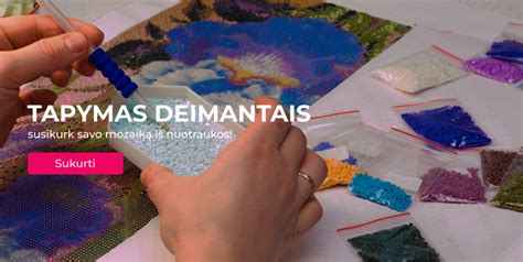 vaikas dėliojantis deimantinę mozaiką