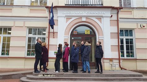 Moksleiviai mokyklos aplinkoje