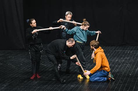 Vaikų teatro aktoriai repetuoja