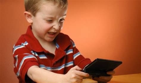 Vaikas matuojasi kombinezoną