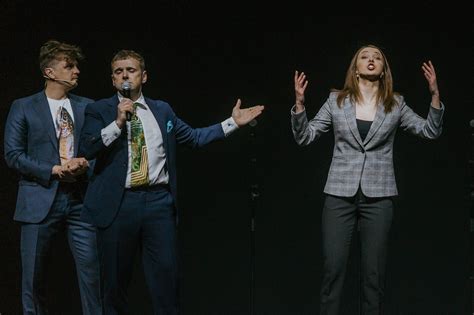 Trijų vyrų akrobatinis numeris scenoje