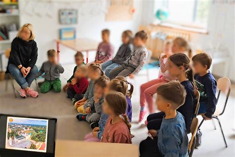 Vaikai, kuriantys muziką su kasdieniais objektais