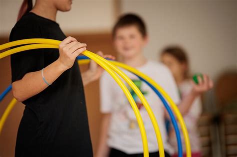 Vaikai, besimokantys žongliruoti su profesionaliu cirko menininku