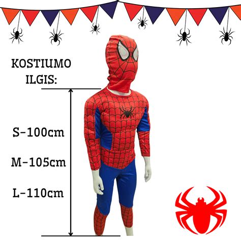 Vaikas su Žmogaus Voro kostiumu žaidžia lauke