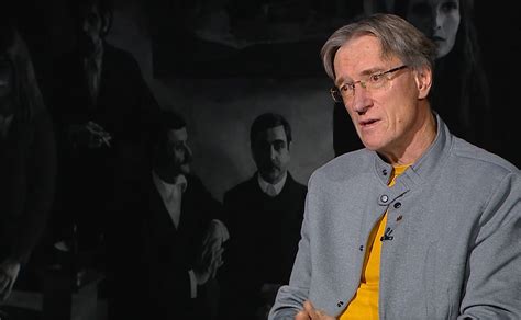 Vaikas, besirenkantis spalvotus pieštukus