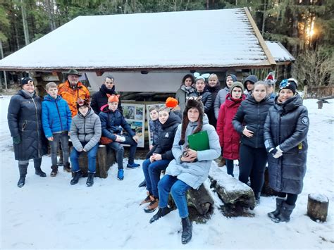 vaikai tyrinėjantys mišką