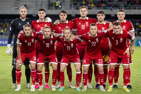 vaikai žaidžiantys futbolo rungtynes parke