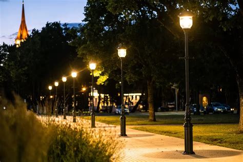 Senas gatvės žibintas vakare