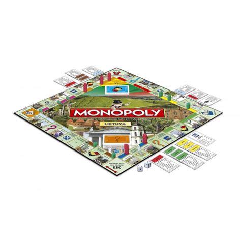 Šeima linksmai žaidžianti stalo žaidimą Monopolis
