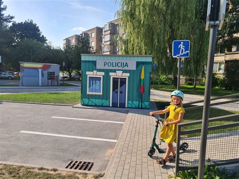 Vaikai važinėjantys dviračiais saugaus eismo miestelyje