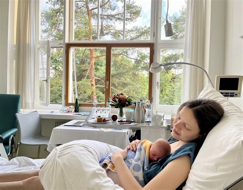 Mama su naujagimiu ant krūtinės