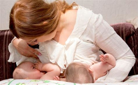 Mama žindo naujagimį