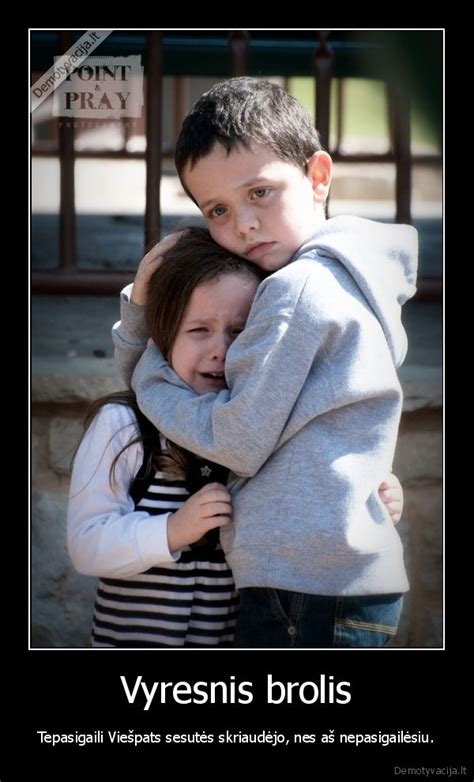 Vyresnis brolis ar sesuo su naujagimiu