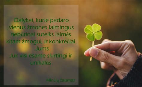 Vaikas mandagiai prilaiko duris kitam žmogui
