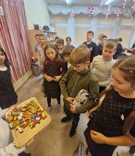 Vaikai, kepantys ir dekoruojantys kalėdinius sausainius