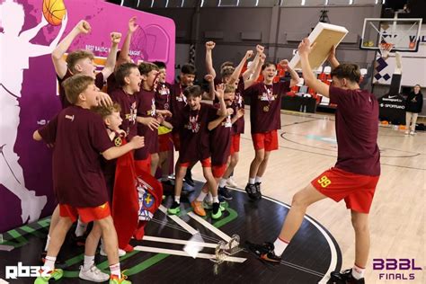 Vaikas sportuoja su geltonais marškinėliais