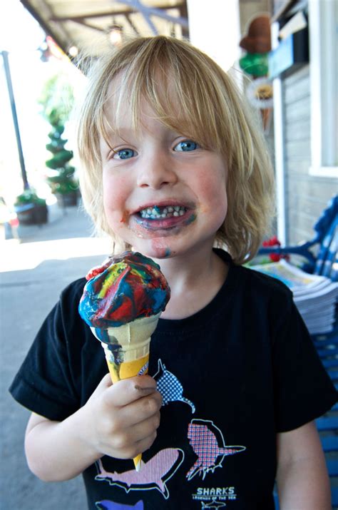 Vaikas valgantis ledus po operacijos