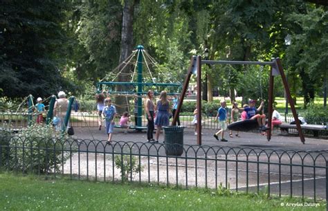 vaikai bendrauja žaidimų aikštelėje