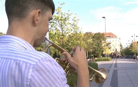 gatvės muzikantas su smuiku