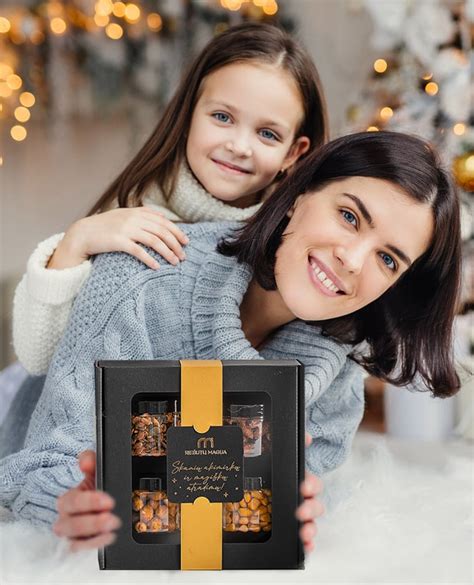 vaikas su kalėdine dovana