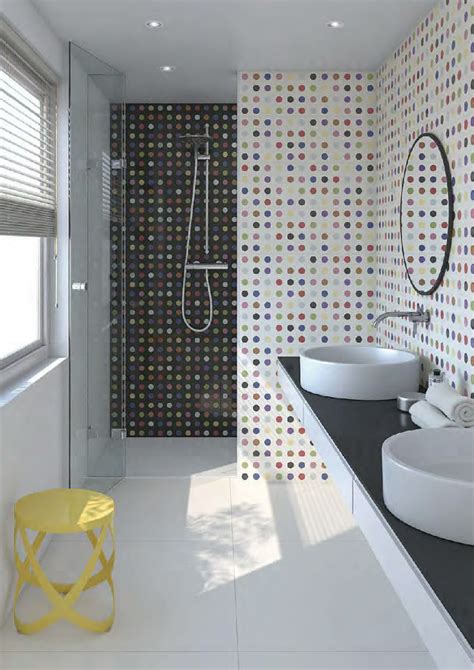 Žaismingos plytelės vaikų vonios kambariui