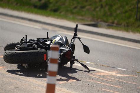 Jaunas motociklininkas važiuojantis krosiniu motociklu bekele