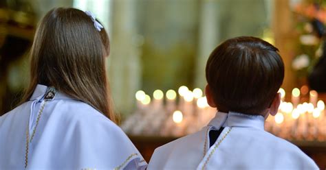 Vaikai šventinėje aprangoje per Pirmąją Komuniją