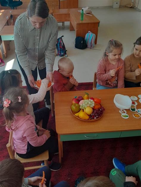Vaikai žaidžia edukacinius žaidimus apie sveiką mitybą