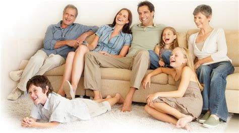 Šeima žaidžia kalėdinius žaidimus namuose