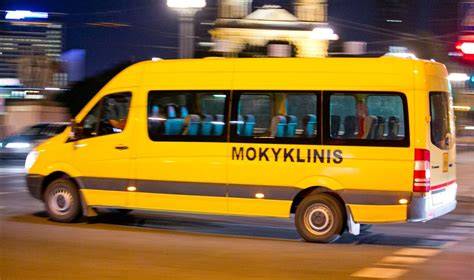 mokyklinis autobusas su įjungtais įspėjamaisiais signalais