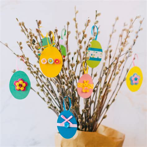 Velykinis medelis su vaikų rankdarbiais