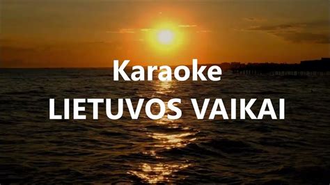 Vaikai linksmai dainuojantys karaoke