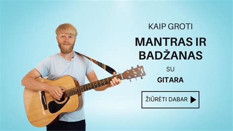 Vaikas, mokantis groti gitara, su natomis
