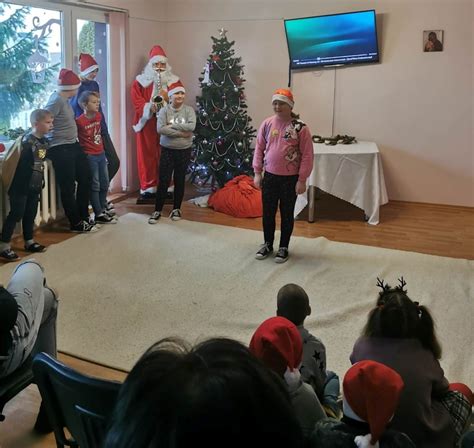 Vaikai džiaugiasi apelsinų sultimis, kurias gavo iš Lidl dienos centre