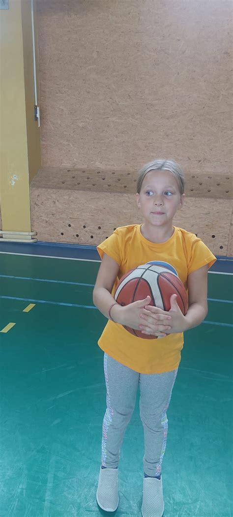 Vaikas atlieka mankštą su jogos kamuoliu