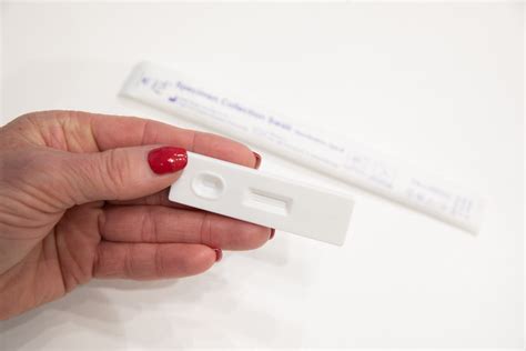 Iliustruotos instrukcijos, kaip atlikti ovuliacijos testą