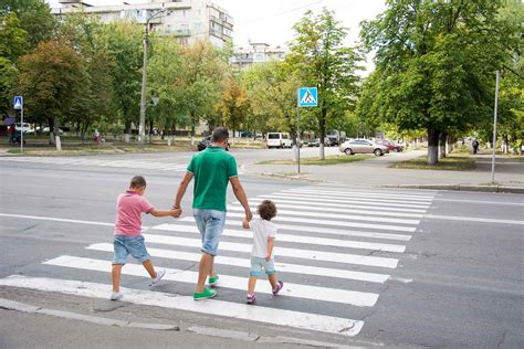 vaikai eina per pėsčiųjų perėją