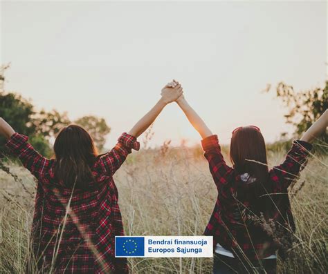 Vaikai dirba komandose prie verslo projekto