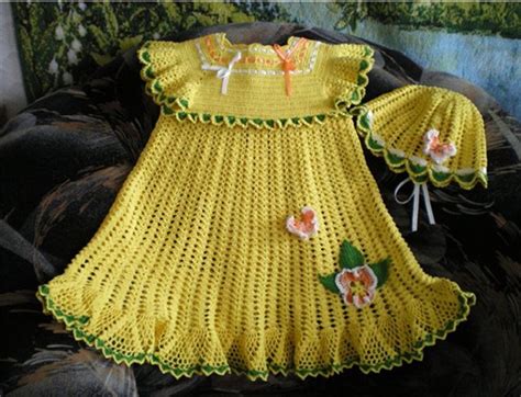 vaikiška nerta suknelė su gėlių dekoru