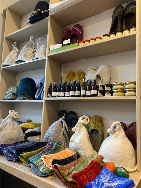 Dusetų amatų centro interjeras su drožiniais