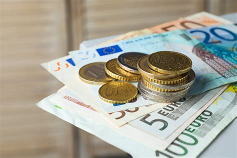 Banknotai ir monetos ant stalo