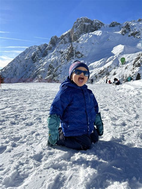 vaikas su kokybišku slidinėjimo šalmu kalnuose