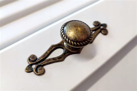 Įvairių stilių baldų rankenėlės